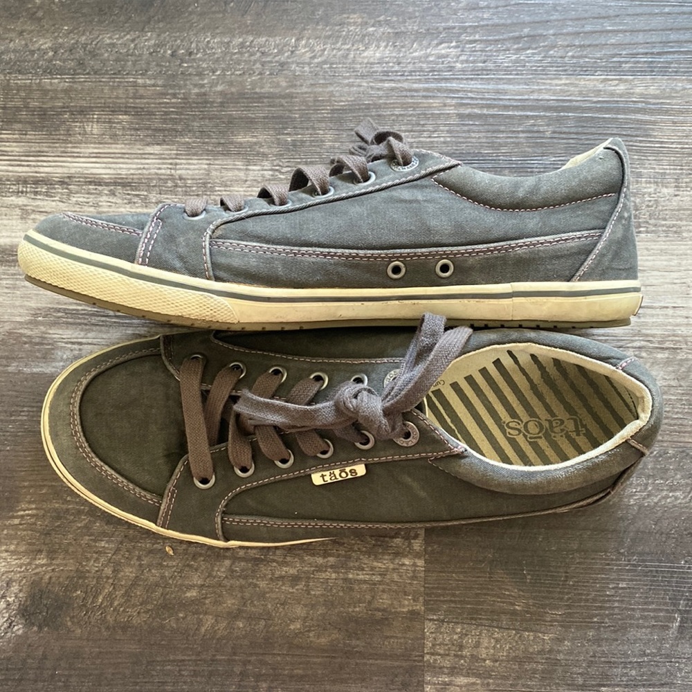 Taos Moc Star Grey Distressed Sneaker size 9.5